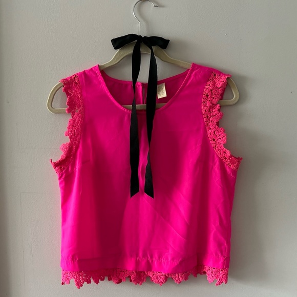 Sleeveless crew neck fuchsia top with details on sleeves and bottom. - Picture 1 of 3